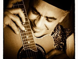 Distinctive voice in acoustic music to perform in Calstock
