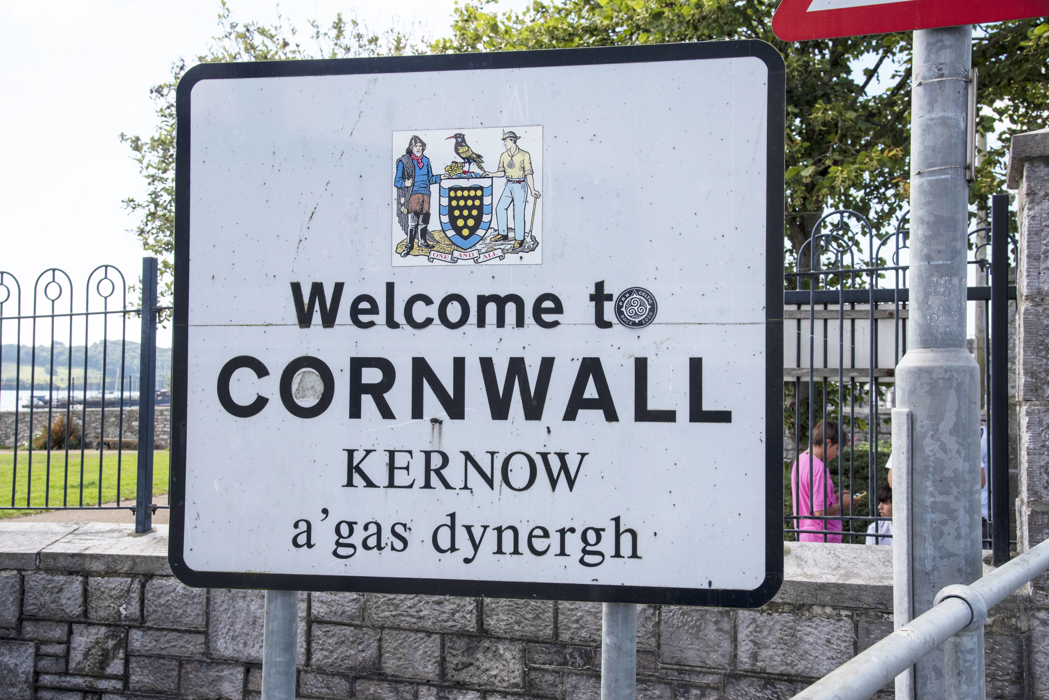 Bilingual Welcome to Cornwall sign, in English and Cornish.