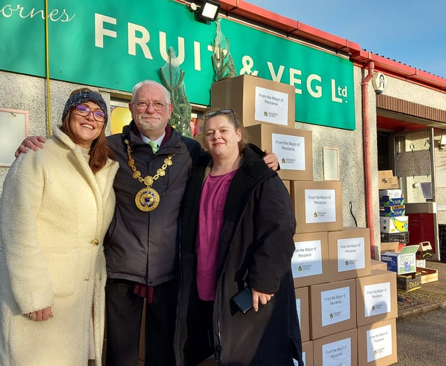 Mayor of Penzance gifts 50 Christmas hampers to families