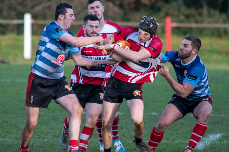 Oscar Simmons under pressure from James Rice & Fraser Nottle