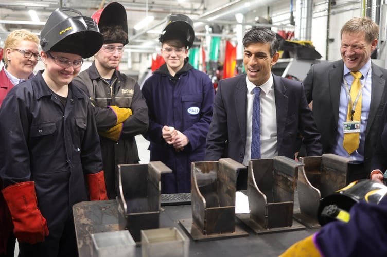 Engineering students with Rishi Sunak and Martin Tucker