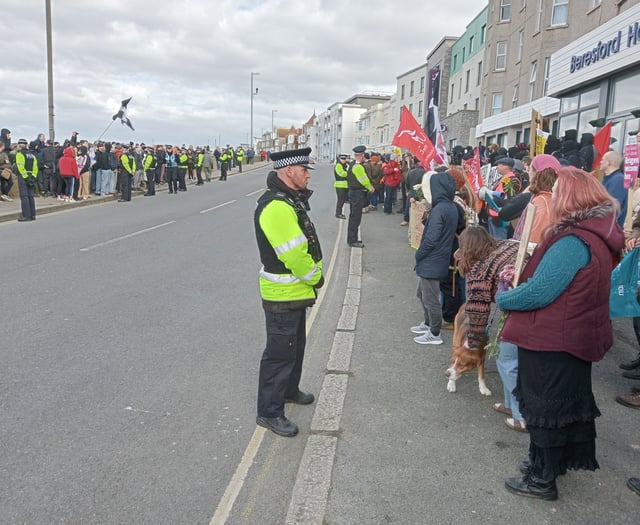 Anti and pro-refugee protest passes without major incident
