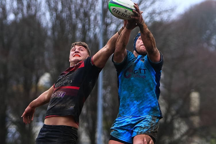Steele Barker strives to steal Coventry's line-out ball