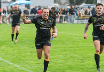 Carter signs new deal with Choughs