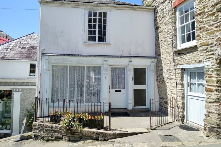 The flat and shop on Custom House Hill in Fowey.