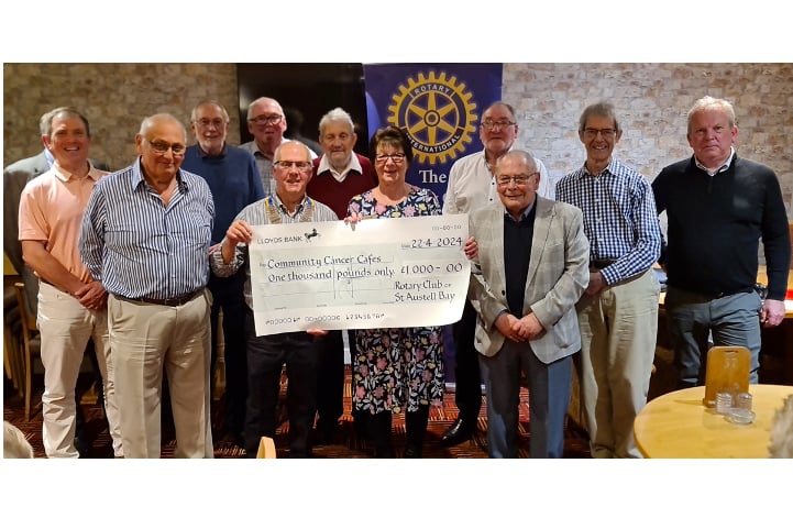 Paul Hancock holds the cheque with Carolyn Screech, surrounded by members of the Rotary club.