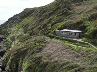 'Poldark' cottage set on cliff on sale for £400,000
