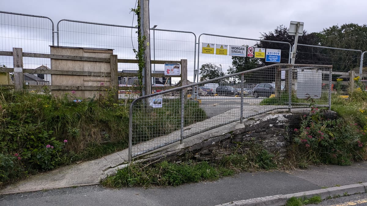 Footpath Blocker Meeting tonight to discuss blocked off footpath in Liskeard ...