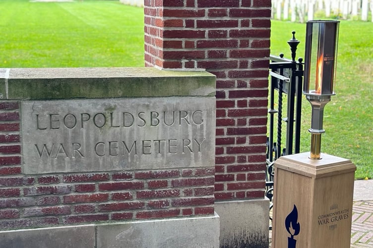 CWGC Torch - Arnhem 80