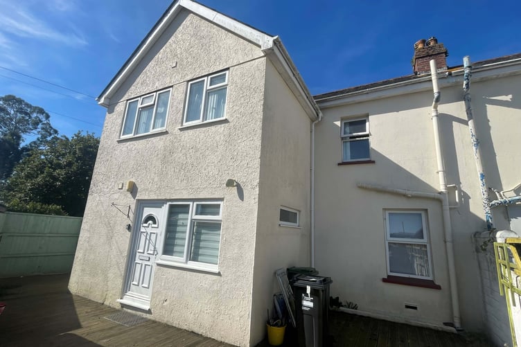 A leasehold ground floor flat is up for auction in St Blazey.