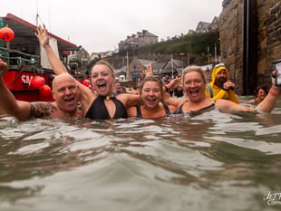 Braa-ave people took part in New Year’s Day dip for charity