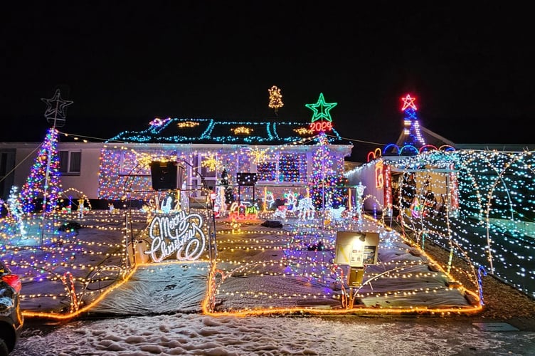 Manor Close Christmas light display.