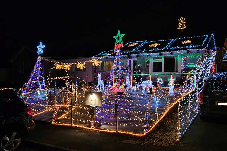 Manor Close Christmas Lights 5