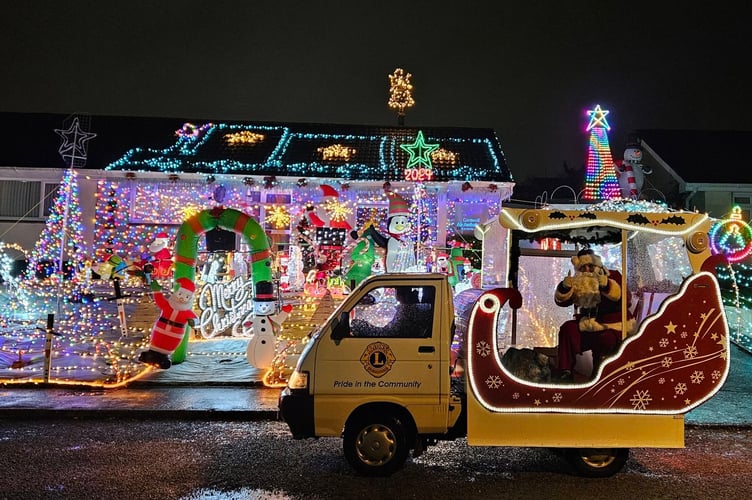 Manor Close Christmas Lights.