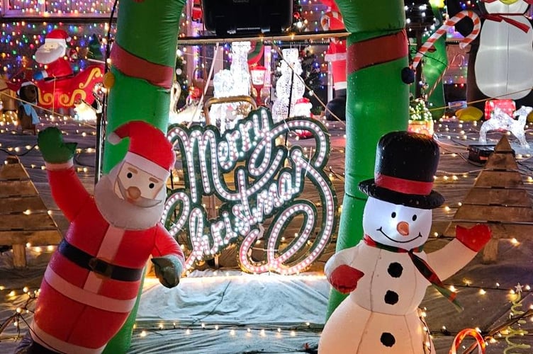 Manor Close Christmas Lights 2