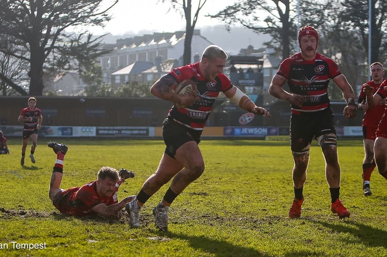 Cornish Pirates hooker Sol Moody is on his way to scoring the first of his two tries in the match.