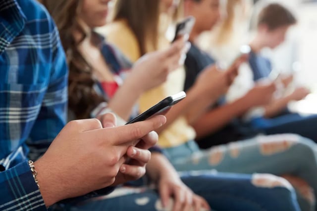 Teacher launches campaign to ban smart phones in schools