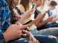 Primary schools agree to ban pupils from bringing in smart phones
