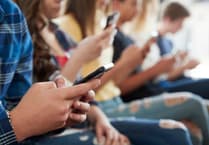 Primary schools agree to ban pupils from bringing in smart phones