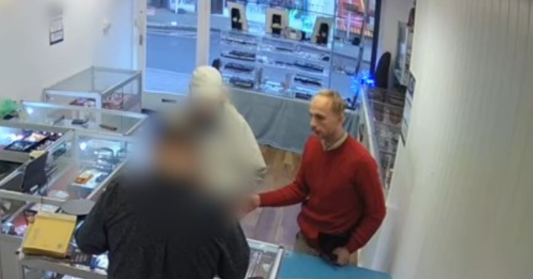A screenshot of Chislett and the victim buying the bracelet.