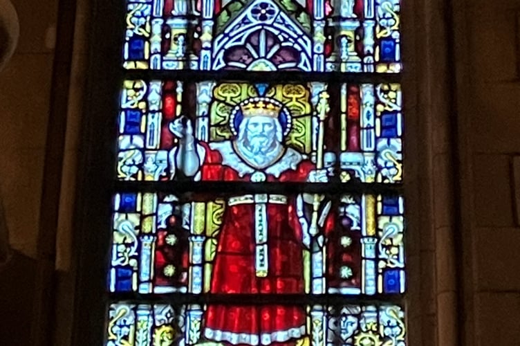 Edward the Confessor holds his ring aloft at Truro Cathedral.