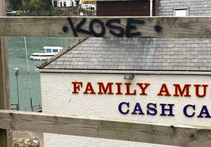 A fence in Looe which has the tag 'KOSE' on it
