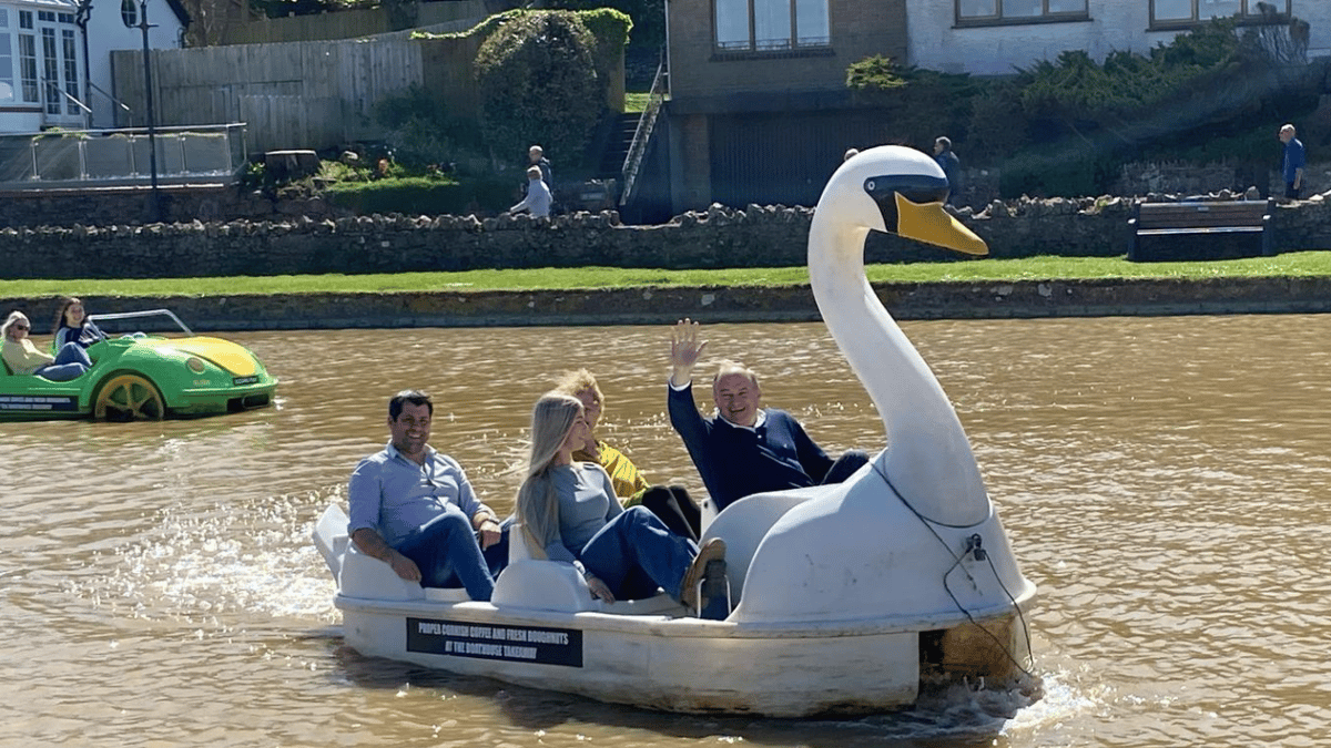 Lib Dem leader Ed Davey ‘swans’ around in Bude ahead of election