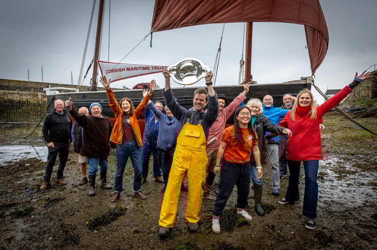 CMT members celebrate the ‘Centenarian of the Year’ Award.