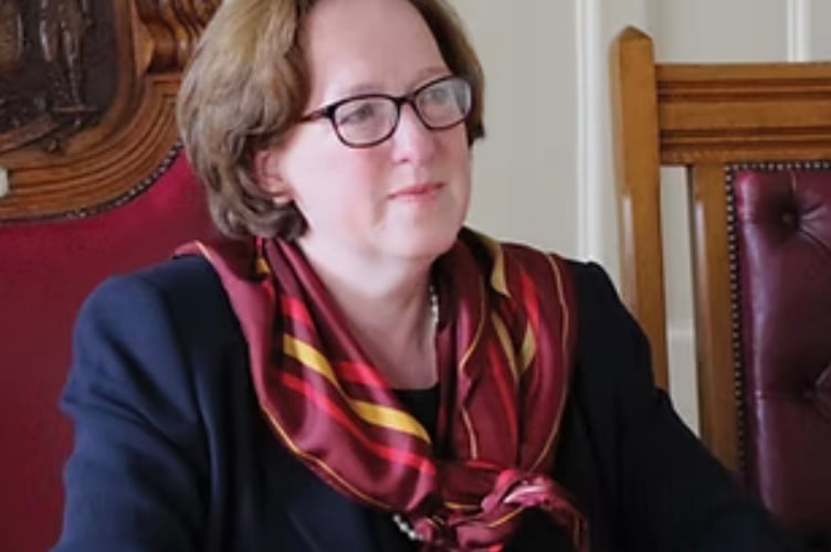 Dr Emma Carlyon