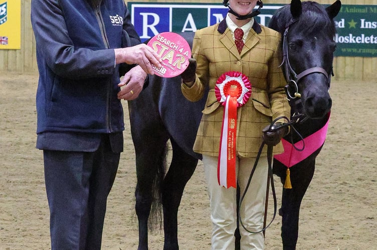 Judge Richard Ramsay presents Lucia and Storm Cloud with their prize