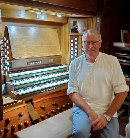 Jeffrey (Williams)

Director of Music, St Ia's Church.