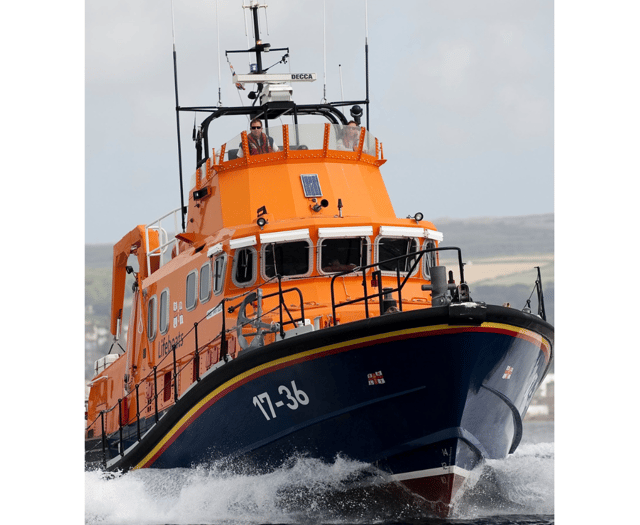 Lifeboat crew assist stranded dinghy after its outboard motor fails