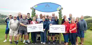 Golfers chip in £1,000 for charity