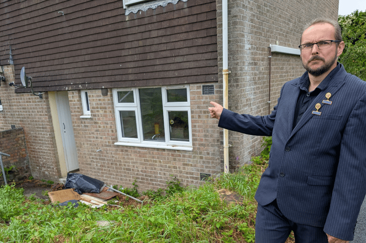 Cllr Andy Coppin, former mayor of Bodmin pictured next to an empty house within his council ward. (Picture: Aaron Greenaway/Tindle)