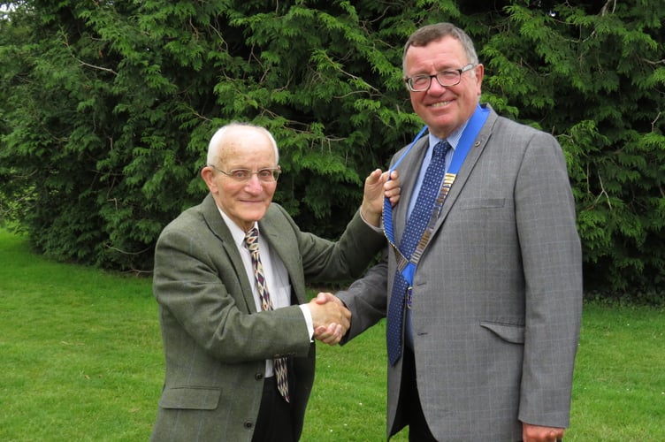 Departing president Mike Kalis hands over to new president Julian Collinson 