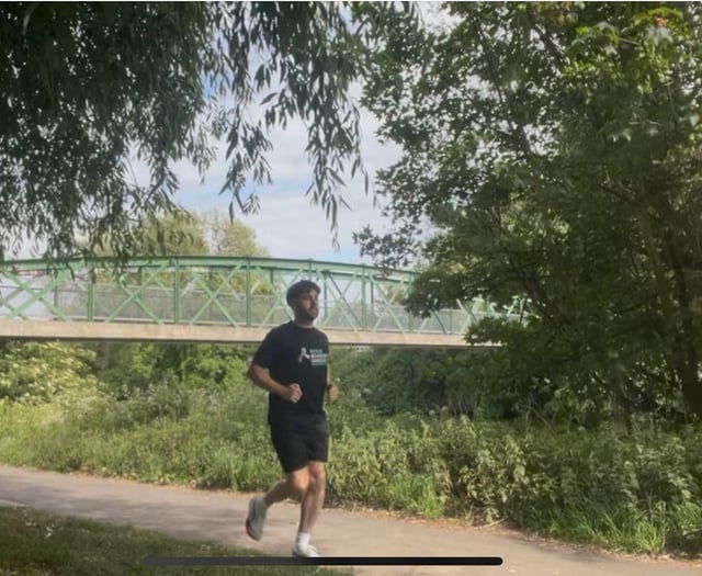 Marathon runner helping cancer charity