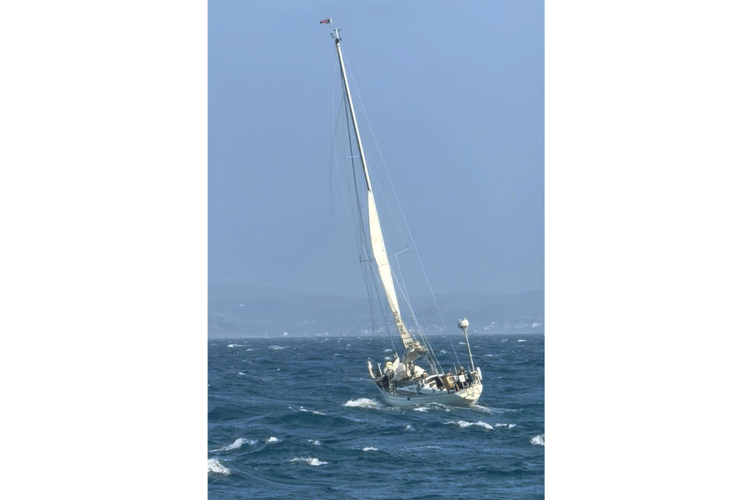 The yacht with damaged rigging makes her way to Newlyn.