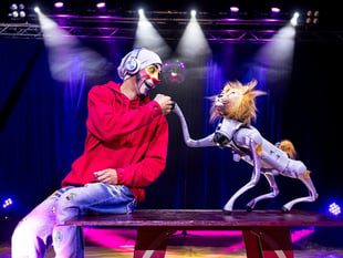 World's first robotic lion joins the circus