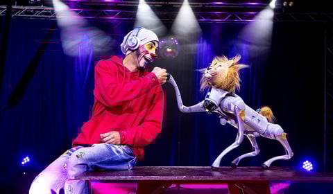 World's first robotic lion joins the circus