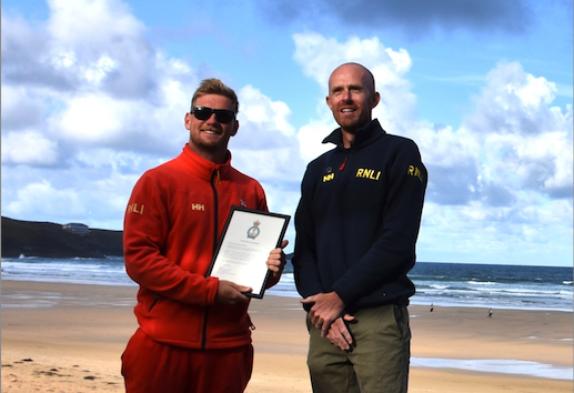 (L-R) Saul Woodfinden presented with his medical award by regional lifeguard lead Guy Botterill (Picture: Newquay RNLI lifeguards)