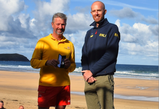 Greg Sprey being presented with his long service award by regional lifeguard lead Guy Botterill (Picture: Newquay RNLI lifeguards)