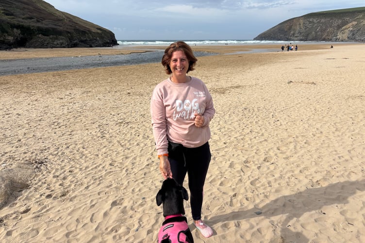 Homeless veteran Emma Keelan with her dog Misty on Mawgan Porth beach (Pic: Lee Trewhela / LDRS)