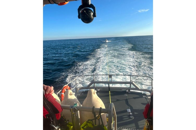 the_lizard_rnli_assist_stranded_fishing_vessel.