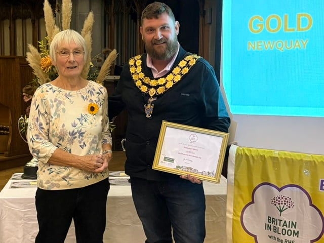 Newquay in Bloom secretary Lesley Friel presents mayor Cllr Drew Creek with the town's South West in Bloom award