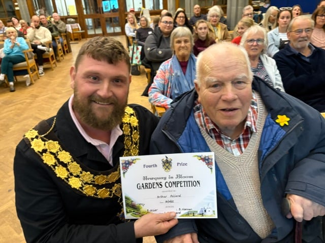 Mayor Cllr Drew Creek presents Arthurd Pollard with his certificate