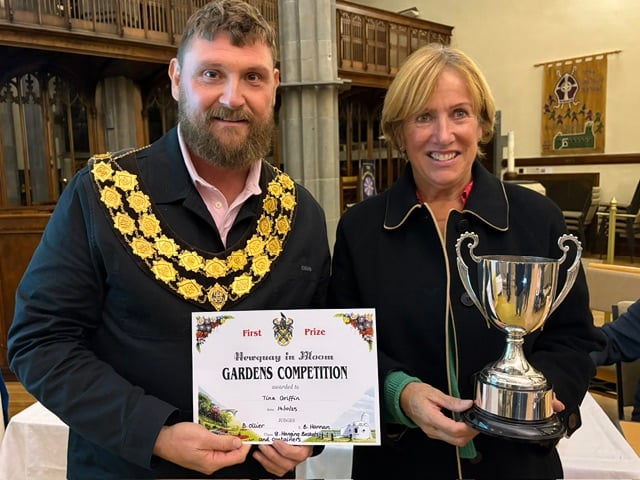 Mayor Cllr Drew Creek awards the cottage garden category first place award to Tina Griffin