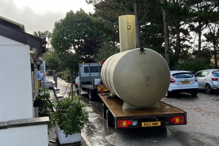 The new water tank being delivered to Glen Carne_cropped.
