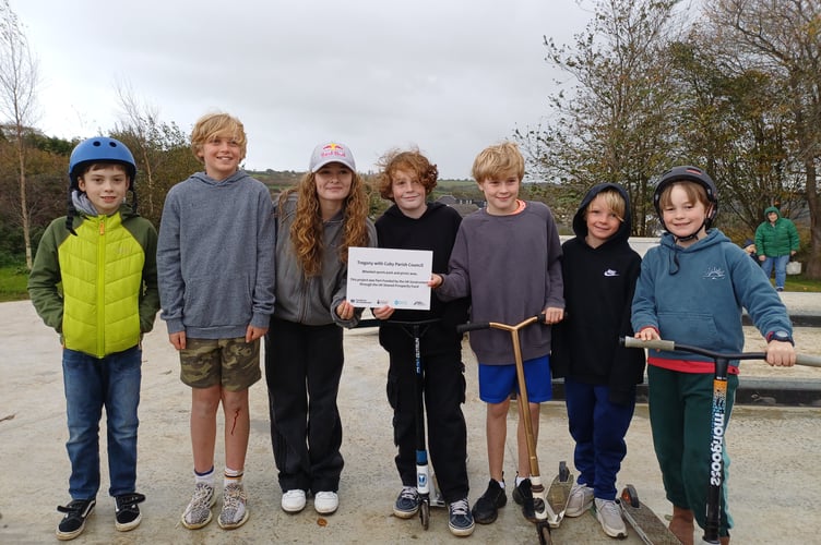 Olympic skateboarder Lola Tambling with Roseland children