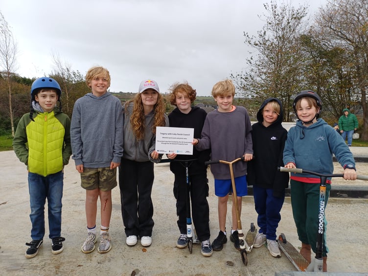 Olympic skateboarder Lola Tambling with Roseland children