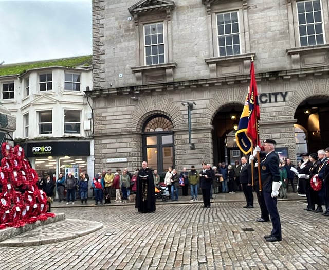 Veterans and dignitaries honour Armistice Day